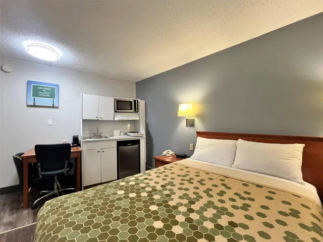 Efficiency, Queen Bed، Econo Lodge Calgary Motel Village 1/6