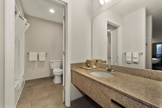 غرفة قياسية بسرير كينج، Rodeway Inn Lumberton Central 5/6