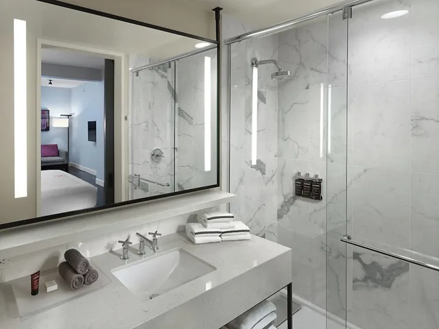 غرفة ديلوكس بسريرين مزدوجين لذوي الإعاقة، Axiom Hotel 5/10