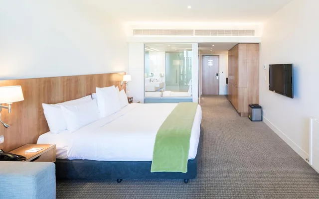 Room, King Bed, Business Level، Commodore Airport Hotel 2/10