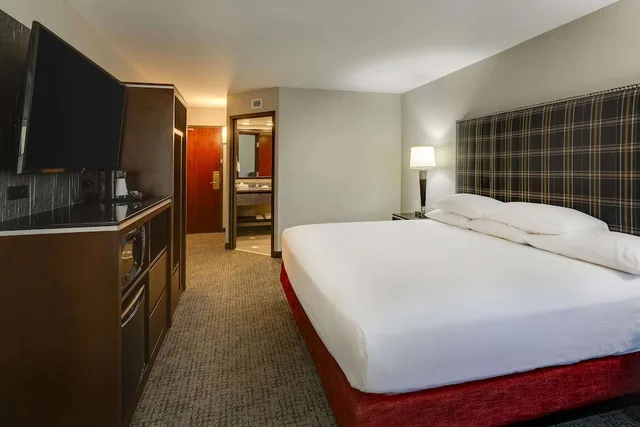 غرفة بسرير كينج، Drury Inn and Suites St. Joseph 1/4