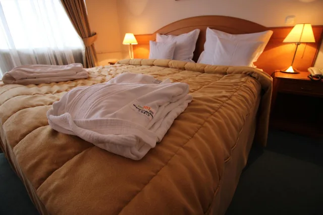 غرفة بسرير مزدوج أو سريرين منفصلين بإطلالة على البحيرة بشرفة، Metropol Hotel 1/10