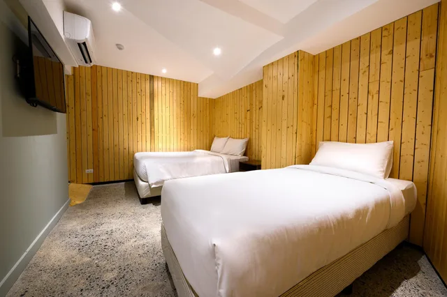 غرفة قياسية رباعية بسرير كوين وسريرين منفصلين، G1lodge 1/1