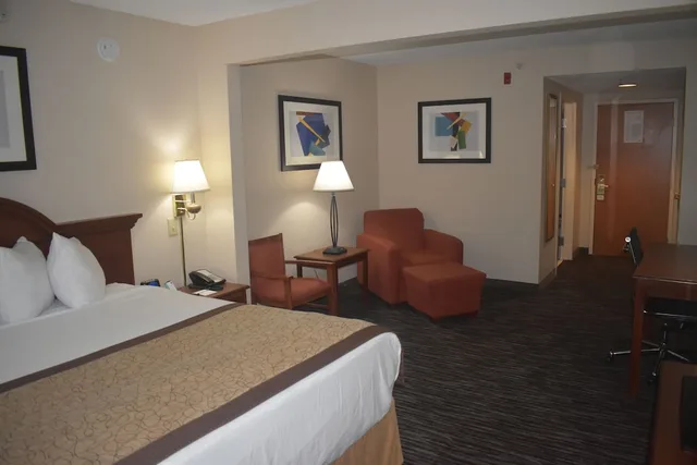 Room, King Bed, Large, Wingate By Wyndham Charlotte Airport 1/6
