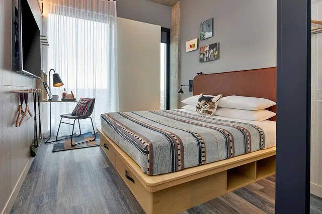 غرفة قياسية بسرير كينج، Moxy Columbus Short North 2/10