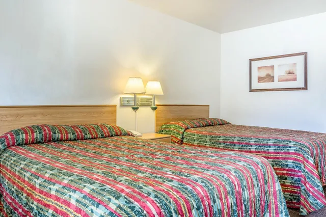 غرفة بسرير كينج لذوي الإعاقة، Rodeway Inn Magic Mountain Area 1/4