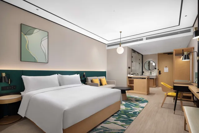 غرفة ديلوكس بسرير كينج بغرفة نوم واحدة مع أريكة، Hilton Garden Inn Rizhao High Tech Zone 1/4
