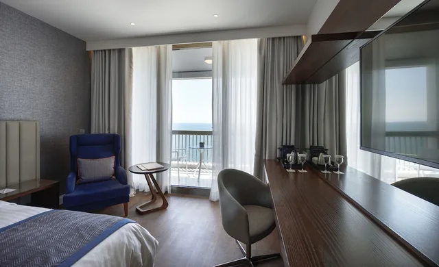 غرفة تنفيذية بسرير كينج بإطلالة على البحر، Makedonia Palace, WorldHotels Luxury 2/5