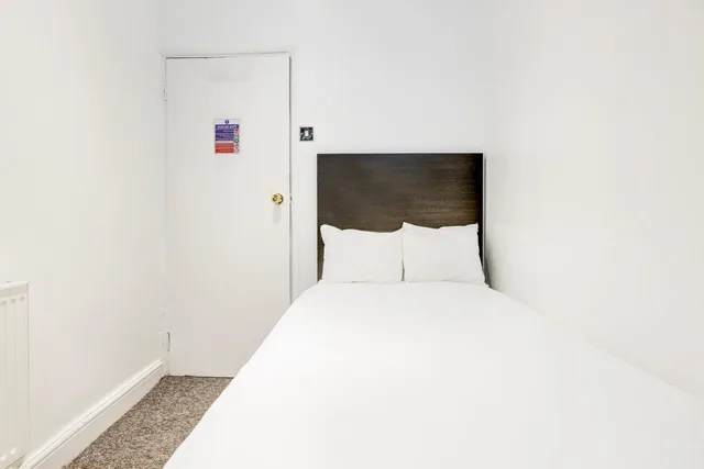 Standard Quad Room، London Shelton Hotel, Finsbury Park 3/6