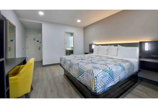 1 King Bed - Mob Acc RI Shwr Nsmk Micfridg، Motel6 Atlanta, GA - Downtown 2/4