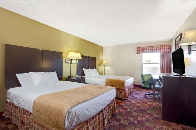 غرفة قياسية بسريرين كوين للمدخنين، Days Inn Suites By Wyndham Ridgeland 3/5