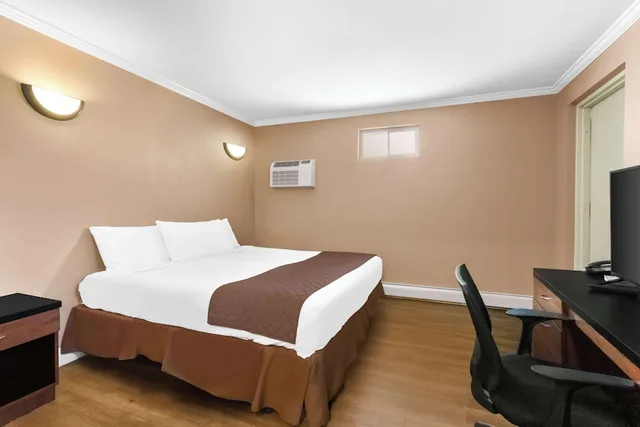 غرفة بسرير كينج لذوي الإعاقة، Americas Best Value Inn Avenel Woodbridge 1/4