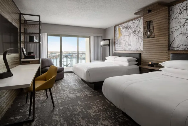 غرفة بسريرين كوين بإطلالة على البحيرة بشرفة، Marriott Indianapolis North 2/6