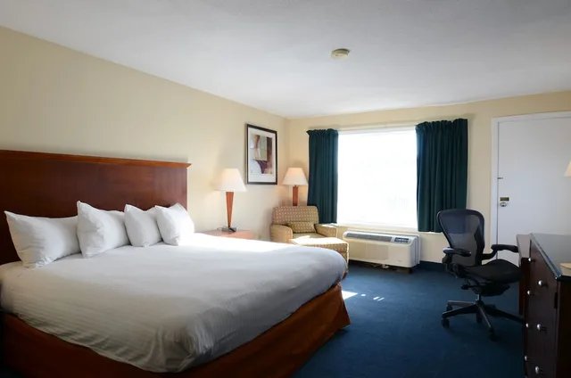 غرفة قياسية بسرير كينج بإطلالة جزئية على البحر، Hampton House Hotel 1/9
