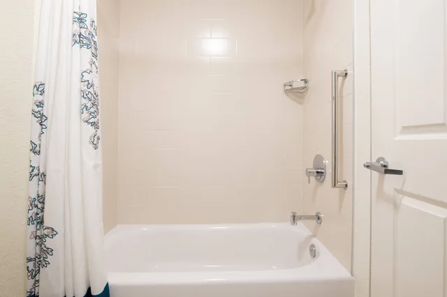 جناح بسرير كينج بغرفة نوم واحدة مع أريكة، Residence Inn Jacksonville Butler Boulevard 4/6