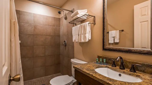 غرفة قياسية بسرير كينج يُسمح فيها بالحيوانات الأليفة، Best Western Tyrolean Lodge 3/3