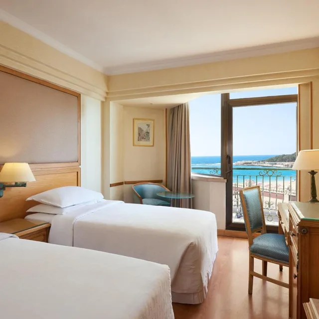 غرفة ديلوكس بسريرين منفصلين بشرفة بإطلالة في طابق مرتفع، Sheraton Montazah Hotel 1/6