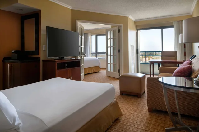 جناح عائلي بشرفة بغرفة نوم واحدة، Marriott Newport Beach Bayview 2/10