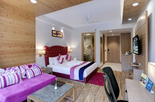 غرفة عائلية بسرير كينج بشرفة مع أريكة، The Orchard Greens Resort 3/4