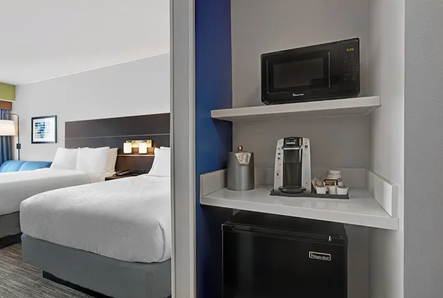 جناح بسريرين كوين، Holiday Inn Express & Suites Milwaukee - Brookfield 8/8