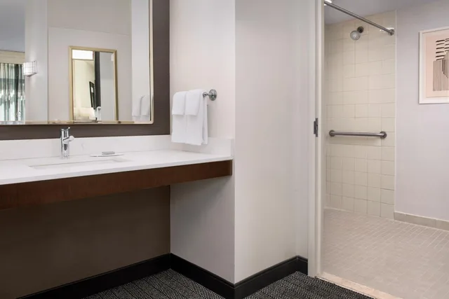 غرفة بسريرين كوين بحوض استحمام لذوي الإعاقة، Courtyard by Marriott Jacksonville Flagler Center 3/5