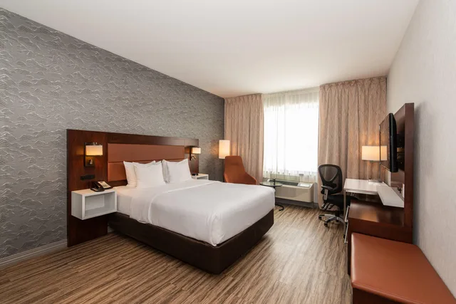 Room, Queen Bed, Quality Inn and Suites Val d Or, QC 5/9