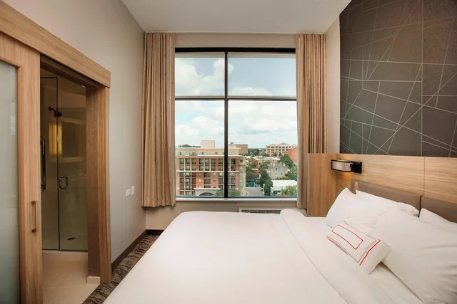 جناح بسرير كينج مع سرير سحّاب إضافي لذوي الإعاقة، SpringHill Suites by Marriott Athens Downtown/University Area 1/5