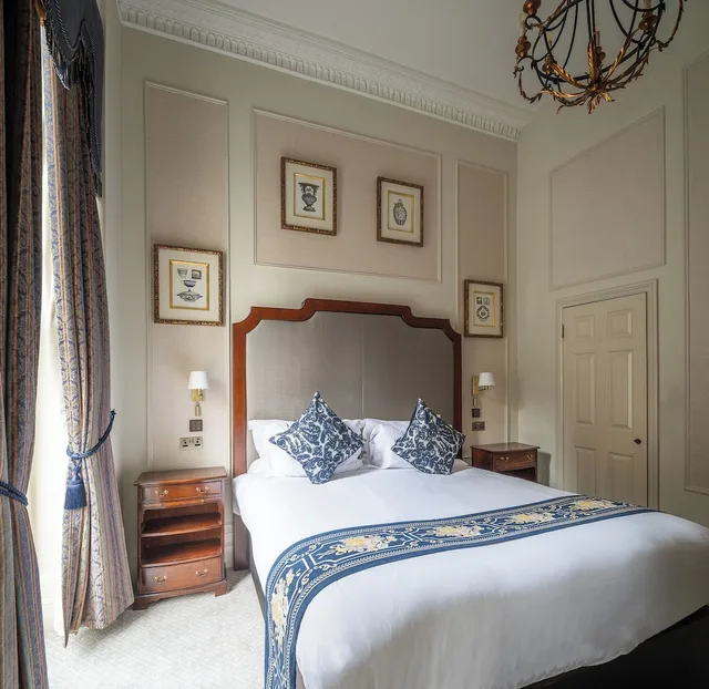 جناح غراند سوبيريور بسرير كينج وسرير فردي، The Leonard Hotel 1/4