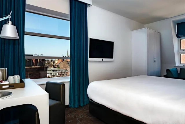 غرفة قياسية بسرير كينج بإطلالة على المدينة، Motel One 1/6