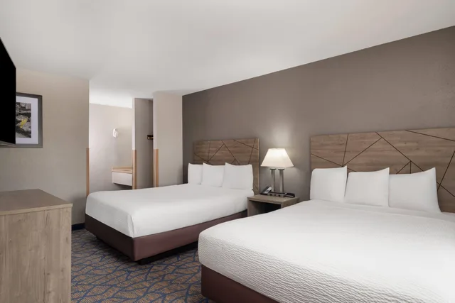 جناح بسريرين كوين بغرفة نوم واحدة، Baymont By Wyndham Waukesha 1/2
