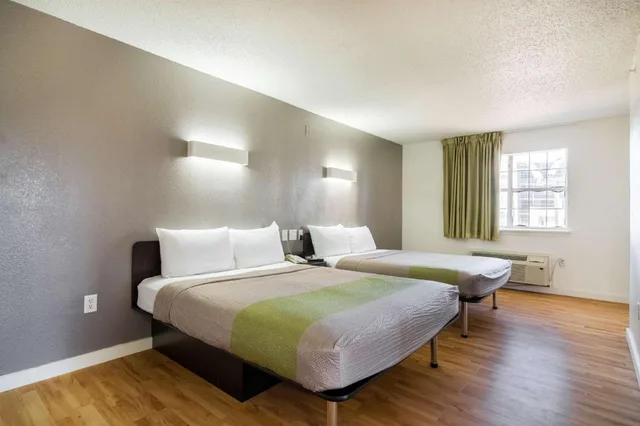 2 Queen Beds Mobil Access Tub Nsmk Kitchen، Studio6 Plano, TX - Dallas - Plano Medical Center 3/6