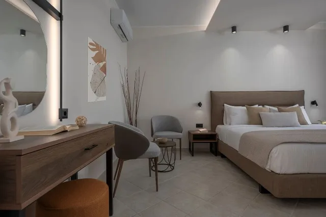 Standard, Double Bed, Lateral Side Sea View، Alia Palace - Adults Only 4/7