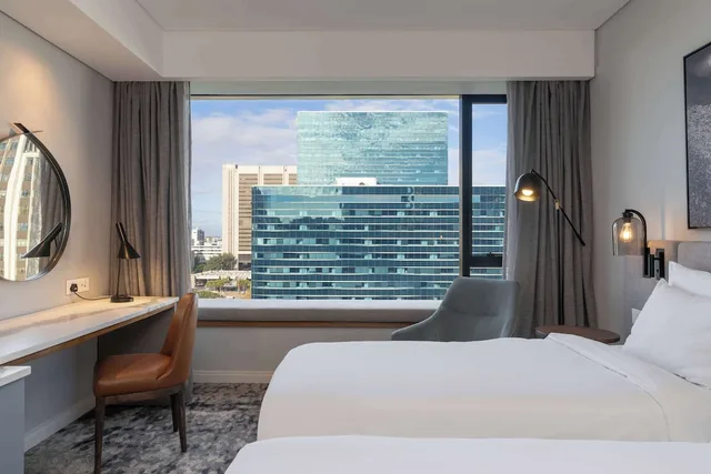 غرفة بريميوم بسريرين منفصلين بإطلالة على الجبل، Radisson Hotel Cape Town Foreshore 3/10