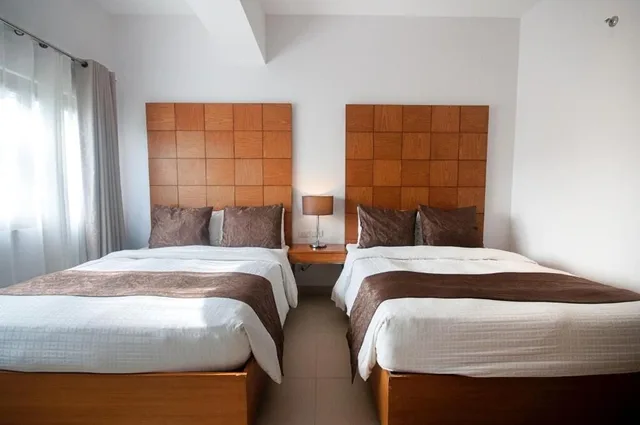 غرفة ديلوكس بسريرين منفصلين وسرير كوين مع أريكة، Aloha Boracay Hotel 2/10