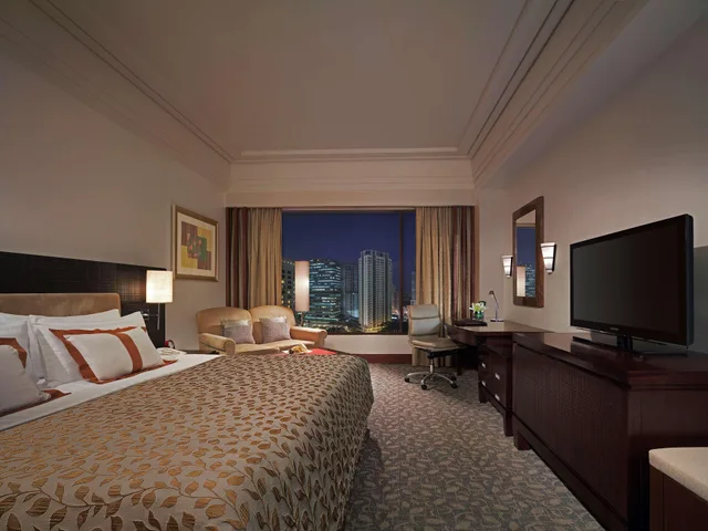 Deluxe, King Bed, Garden View, EDSA Shangri-La Manila 2/4