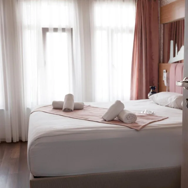 غرفة قياسية بسرير كينج، Megaron Hotel 1/10