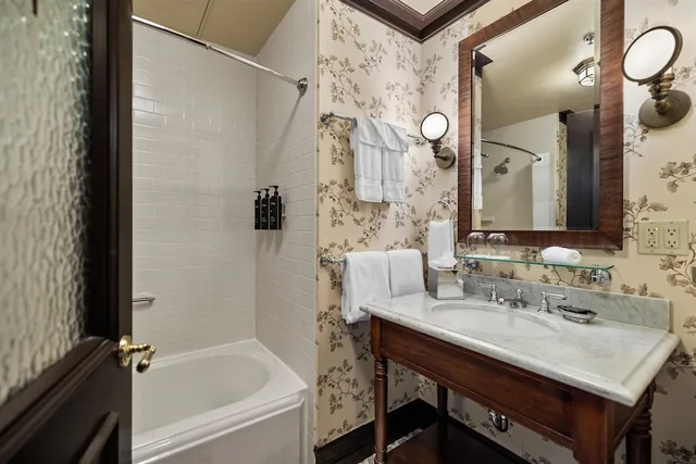 Boutique, Single, Queen Bed, Arctic Club Hotel 3/3