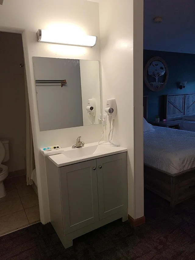 غرفة قياسية بسرير مزدوج، Rodeway Inn 2/2