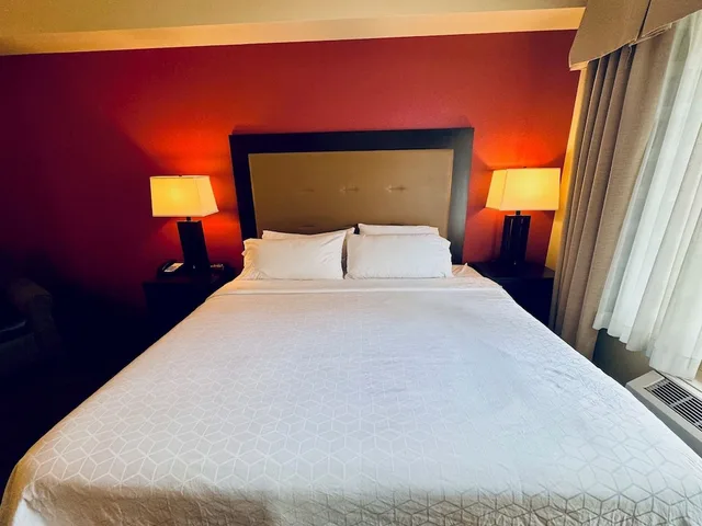 غرفة بسرير كينج، Wyndham Garden Anchorage Airport 1/7