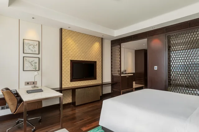 غرفة بسرير كينج بإطلالة على البحر، Hilton Da Nang 11/12
