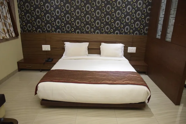 Deluxe, Queen Bed, Hotel Vir Sai 1/6