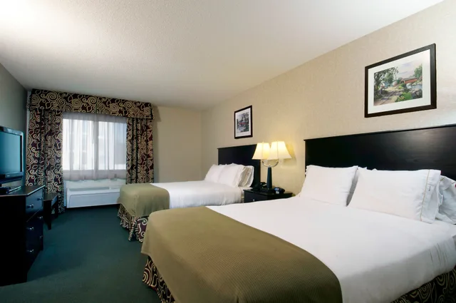 غرفة قياسية بسريرين مزدوجين بحوض استحمام لذوي الإعاقة، Holiday Inn Express Suites Minneapolis Downtown 1/4