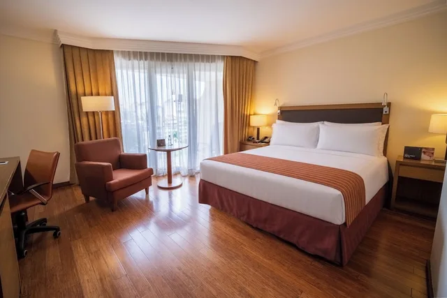 غرفة كلاسيكية بسرير كوين بشرفة، InterContinental Cali 2/6