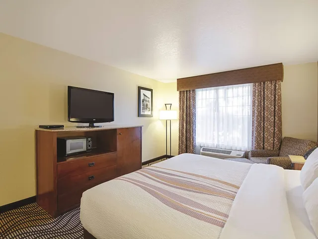 جناح بسرير كينج بإطلالة على النهر بحوض جاكوزي، Best Western Plus Riverfront Hotel And Suites 8/10