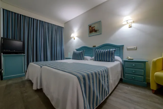 غرفة قياسية بسريرين منفصلين، Villa de Laredo Hotel 1/3