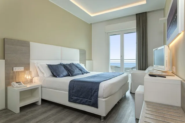 1 Bedroom, Romantic, King Bed, Sea View, Hotel Aurora 2/7