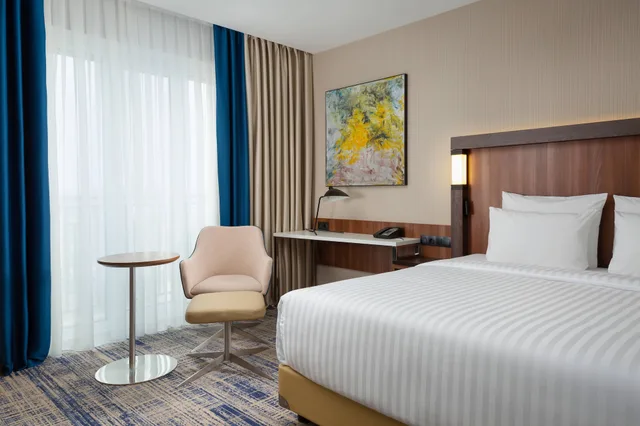 غرفة سوبيريور بسرير كينج بشرفة، Courtyard by Marriott Tashkent 2/6