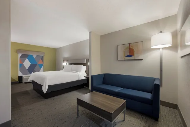 جناح بسرير كينج بمنطقة جلوس، Holiday Inn Express Hotel And Suites Perry 2/6