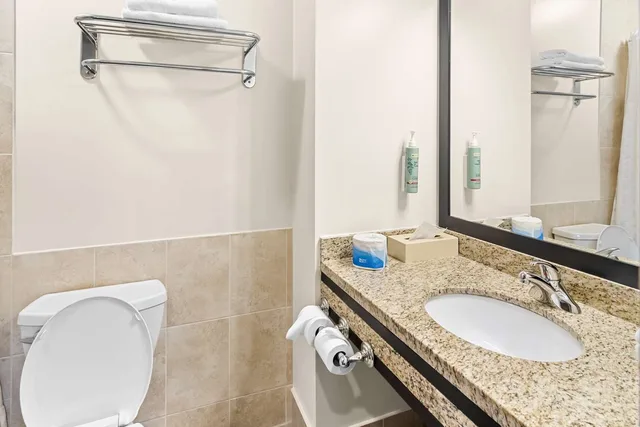 جناح بسرير كينج مع أريكة، Best Western Maple Ridge Hotel 4/4