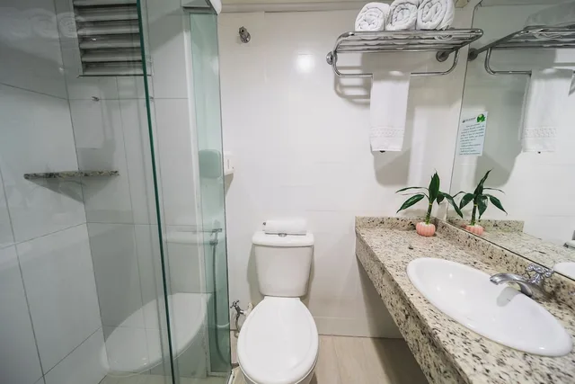 غرفة قياسية ثلاثية بسريرين منفصلين وثلاثة أسرّة، Hotel Golden Park Curitiba by Nacional Inn 9/10